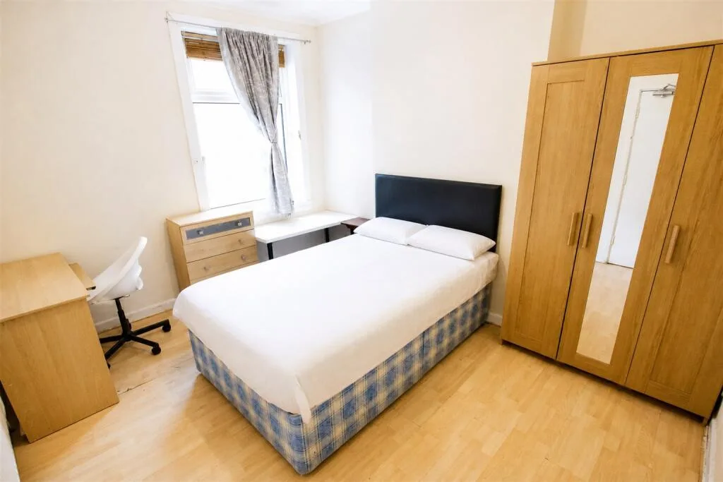 6 bedroom house for rent