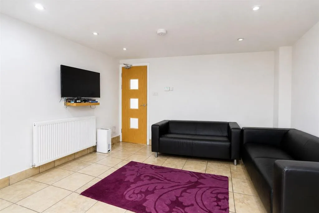6 bedroom house for rent
