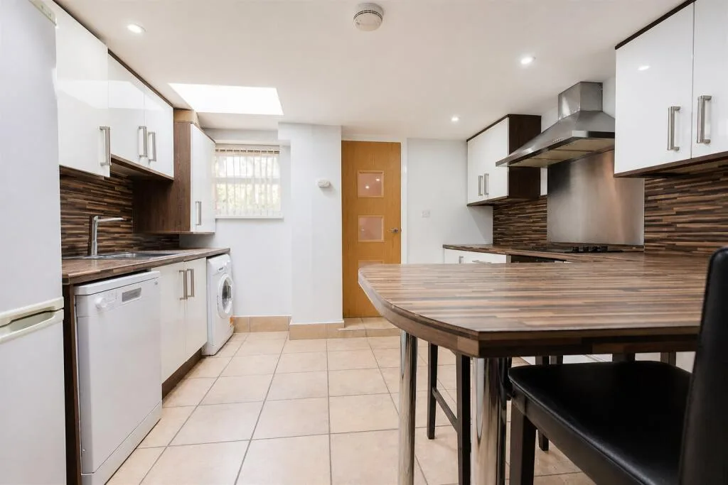 6 bedroom house for rent