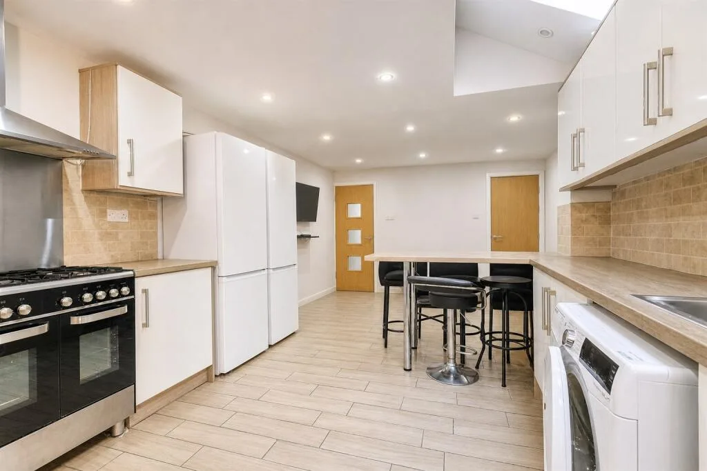 6 bedroom house for rent