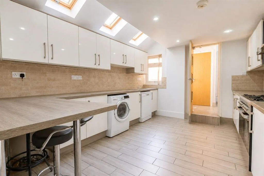 6 bedroom house for rent