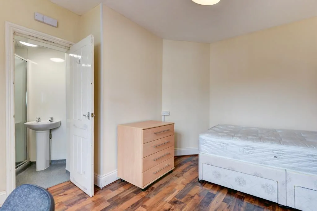 5 bedroom terraced house for rent