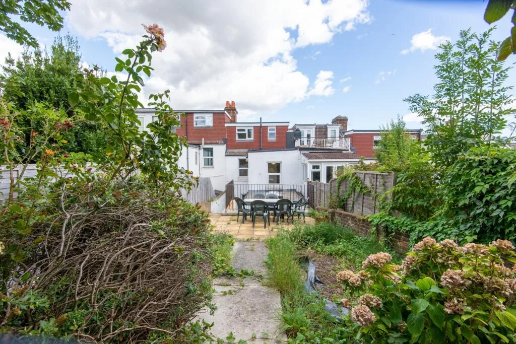 6 bedroom terraced house for rent