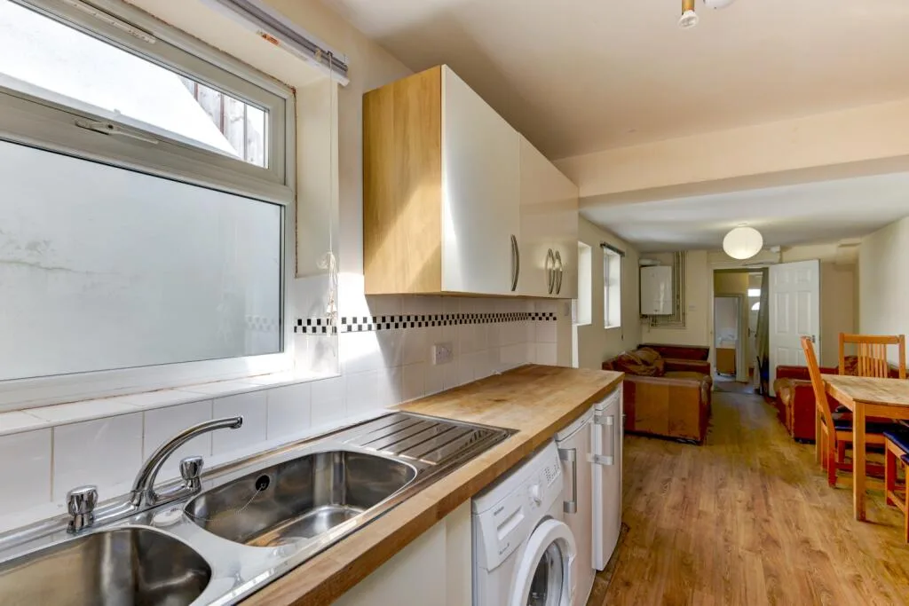 6 bedroom terraced house for rent