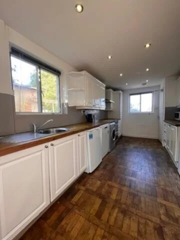 5 bedroom terraced house for rent