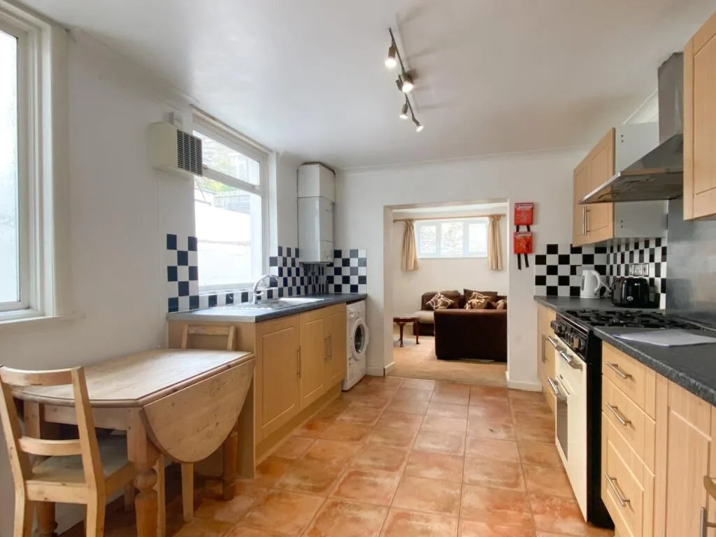 6 bedroom terraced house for rent