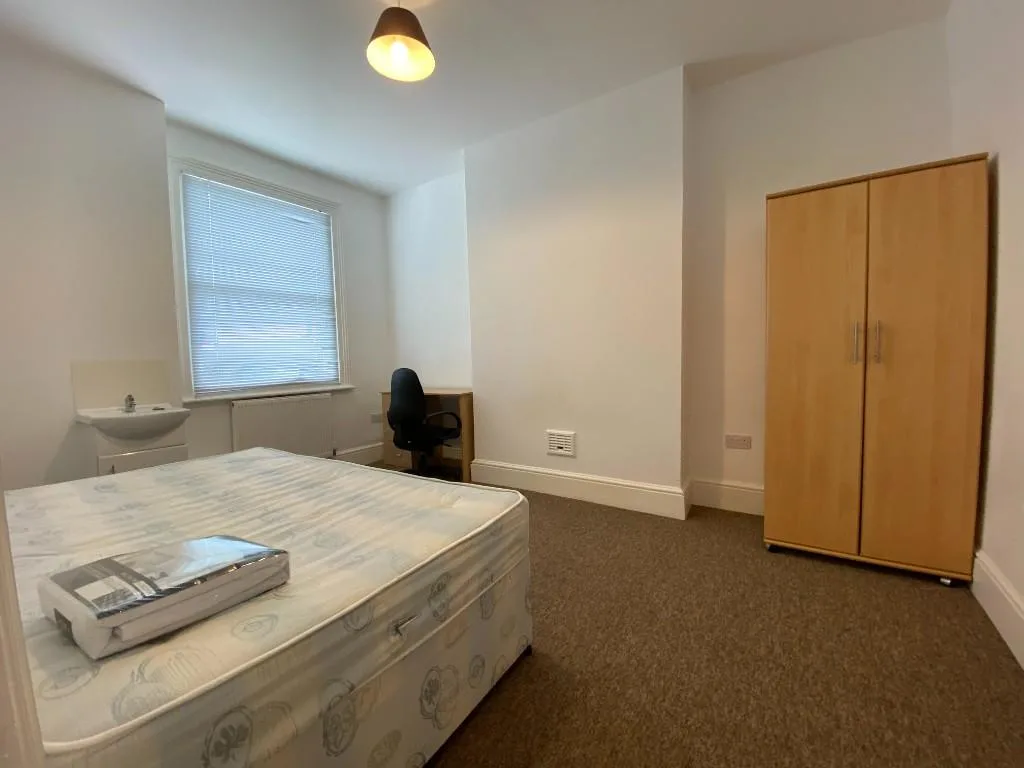 5 bedroom maisonette for rent