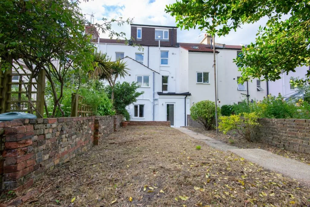 6 bedroom terraced house for rent