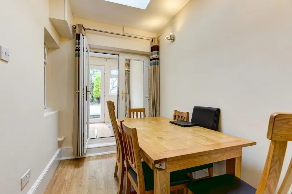 6 bedroom terraced house for rent