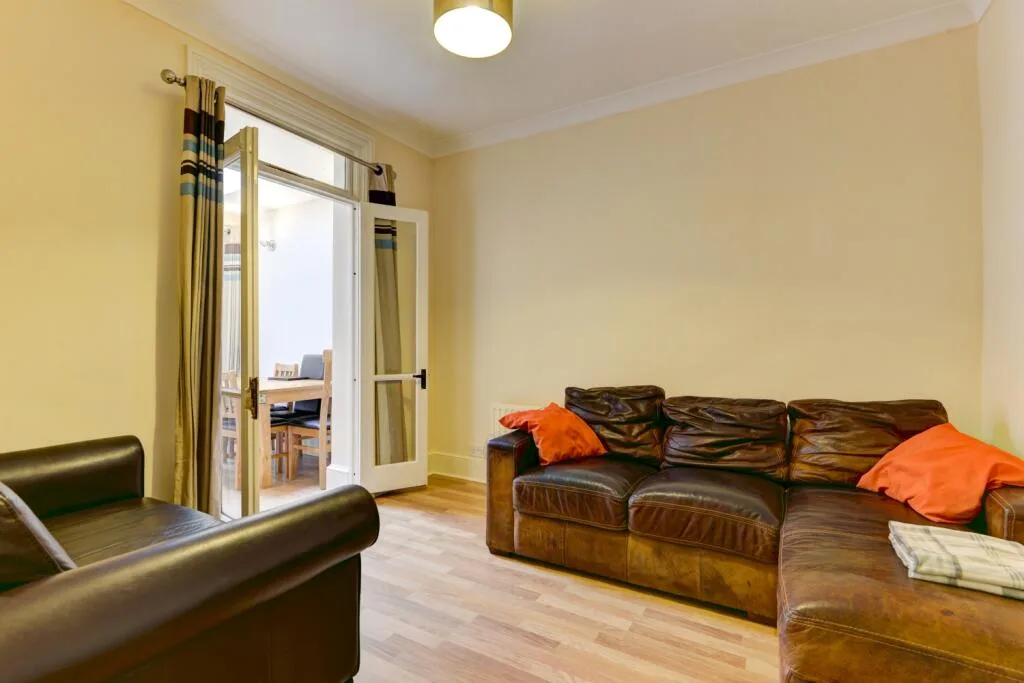 6 bedroom terraced house for rent