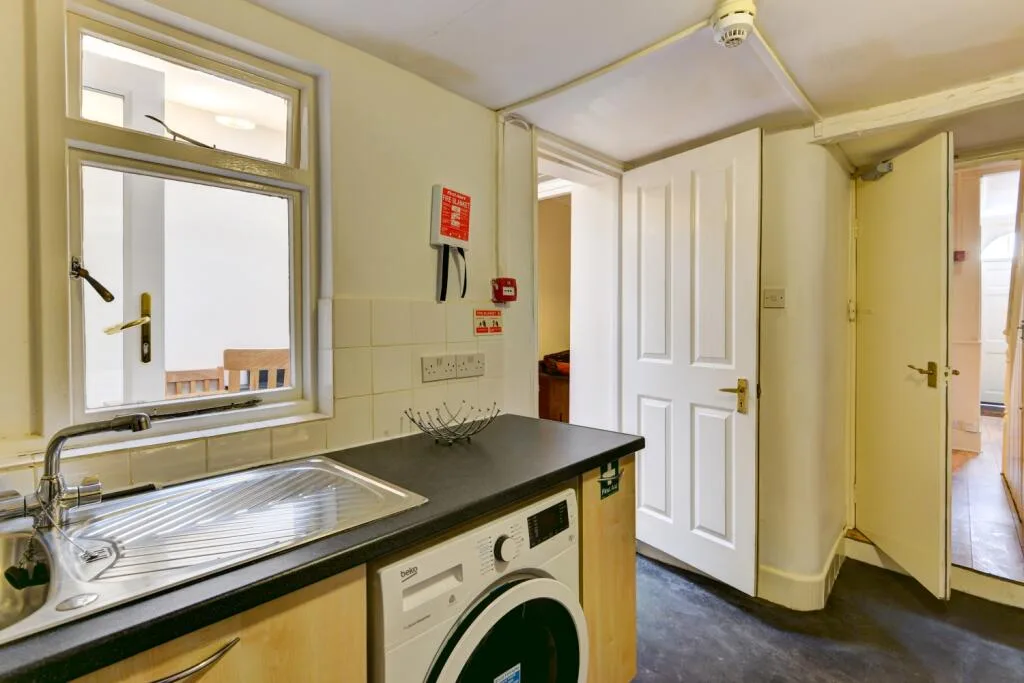 6 bedroom terraced house for rent