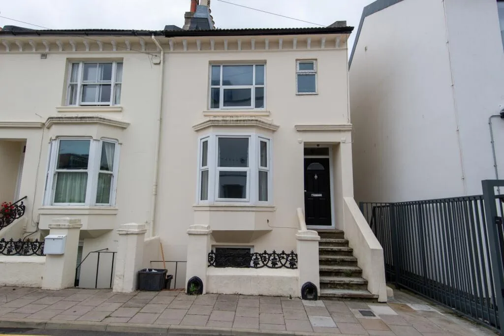 6 bedroom terraced house for rent