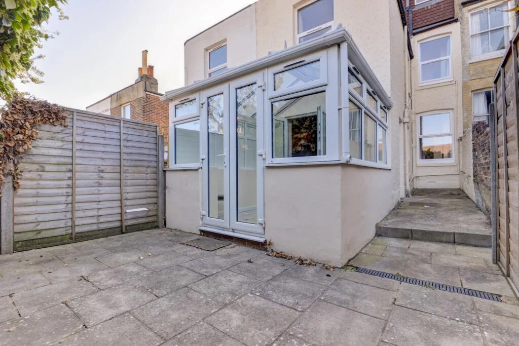 6 bedroom terraced house for rent