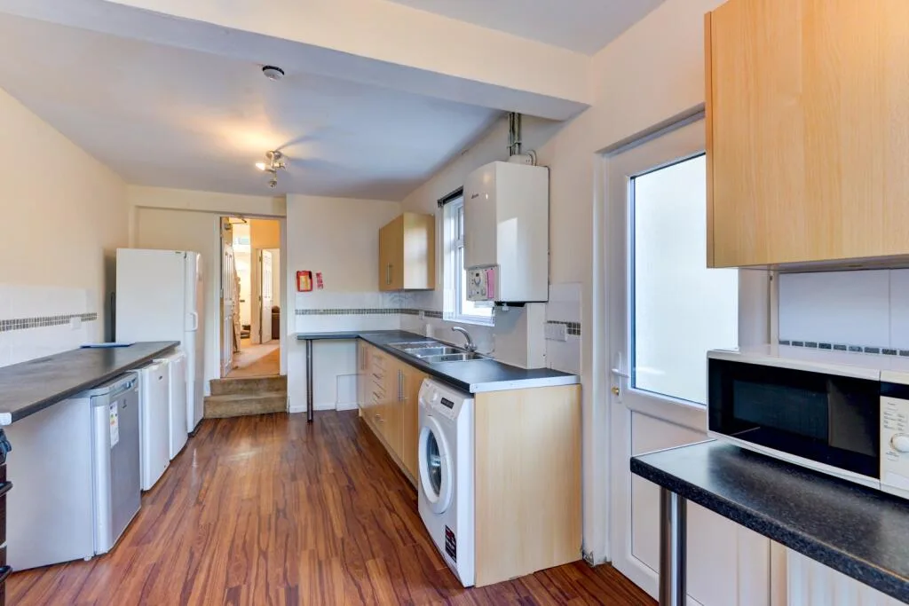 6 bedroom terraced house for rent
