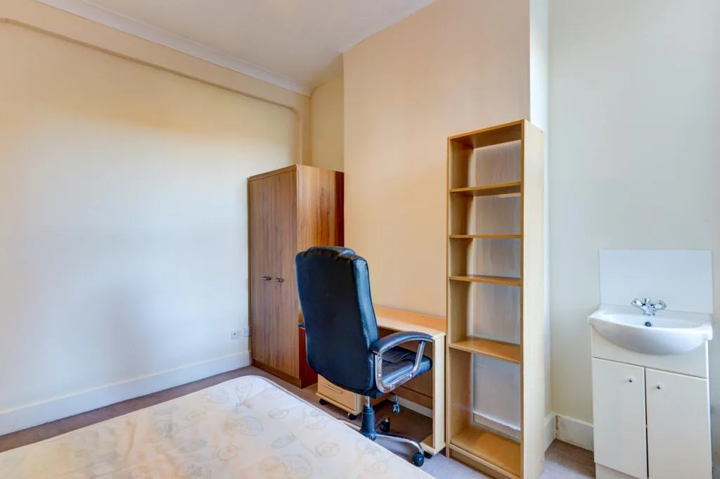 6 bedroom terraced house for rent