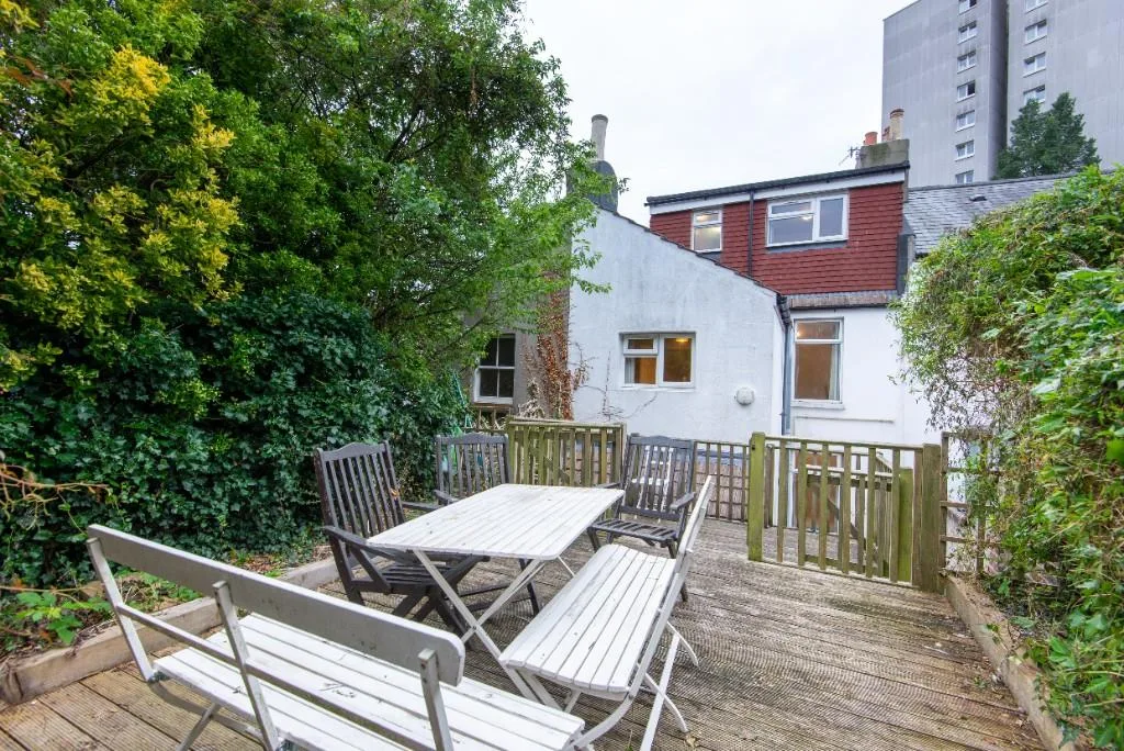 6 bedroom terraced house for rent