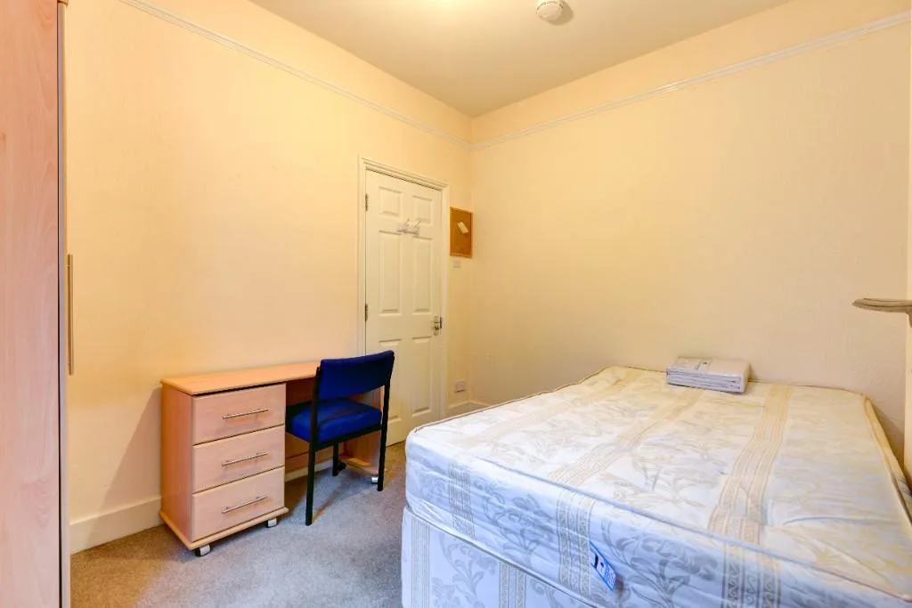 6 bedroom terraced house for rent