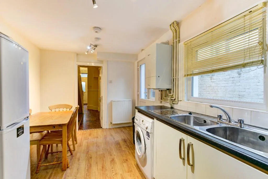 6 bedroom terraced house for rent