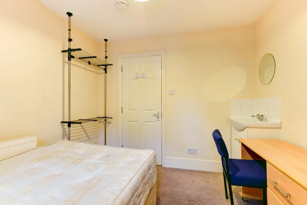 6 bedroom terraced house for rent