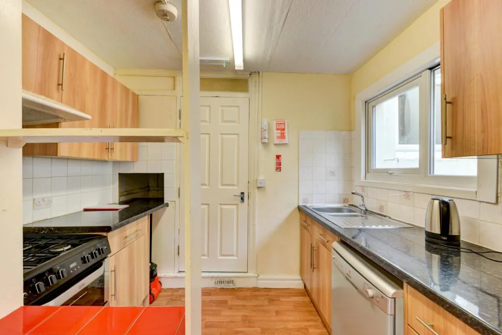6 bedroom terraced house for rent