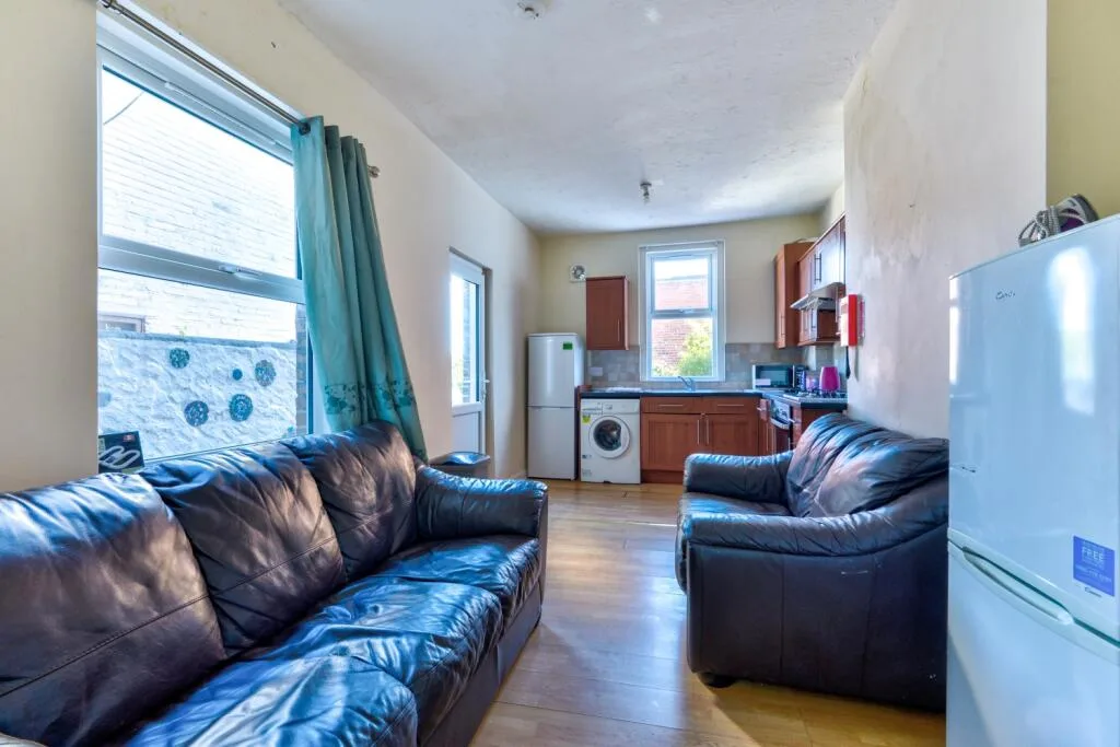 5 bedroom terraced house for rent