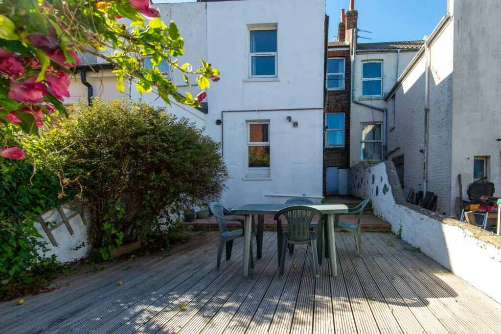 5 bedroom terraced house for rent