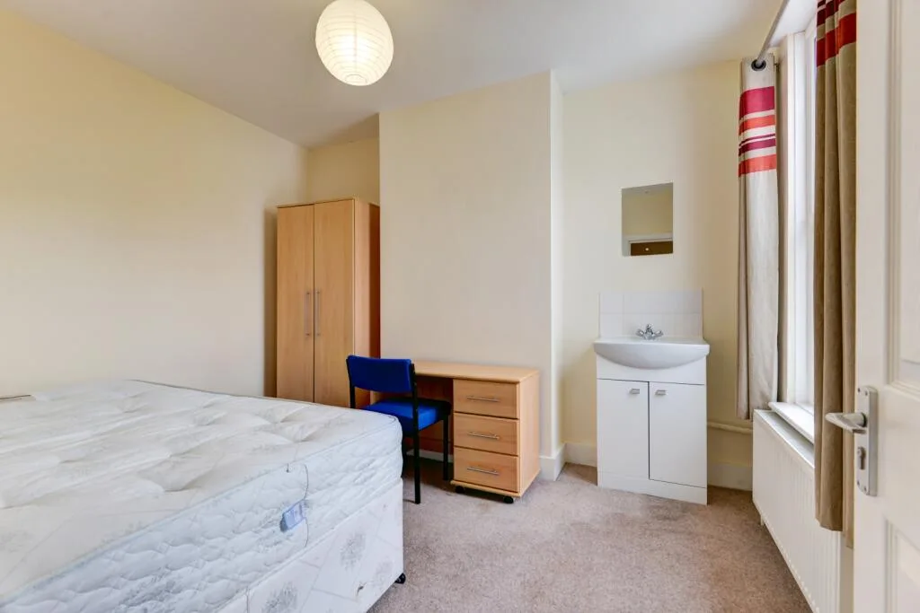 6 bedroom terraced house for rent