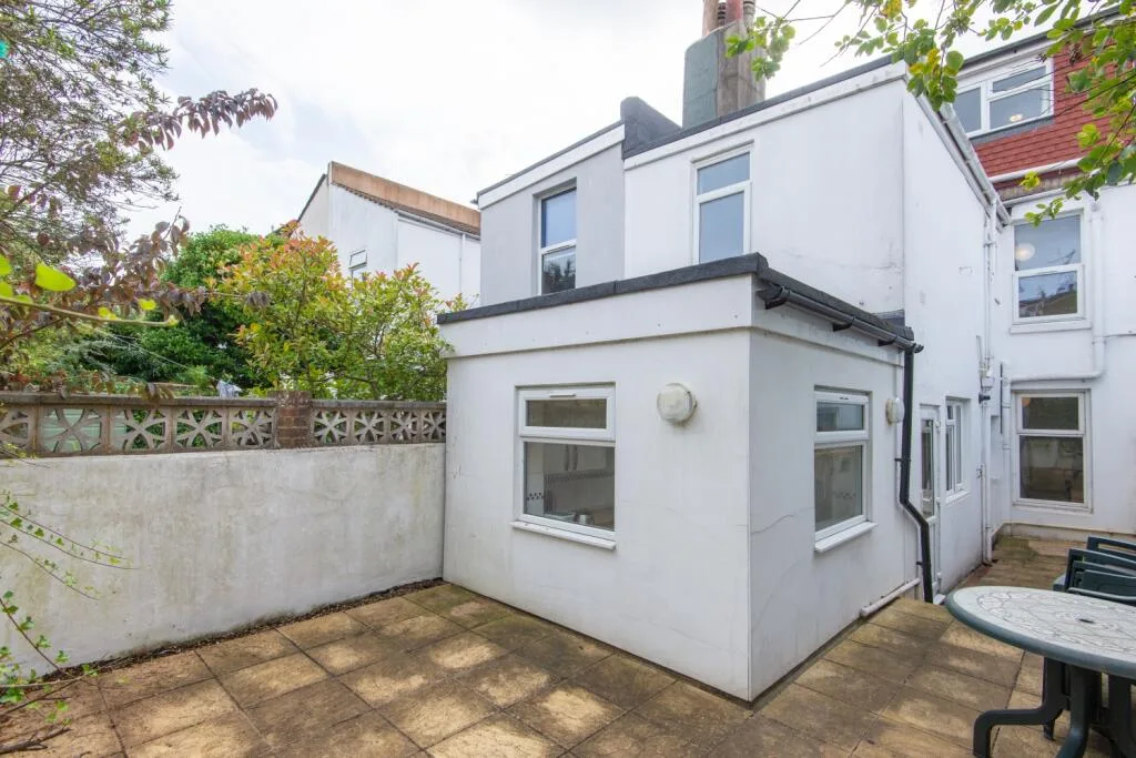 6 bedroom terraced house for rent