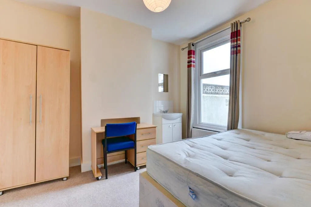 6 bedroom terraced house for rent