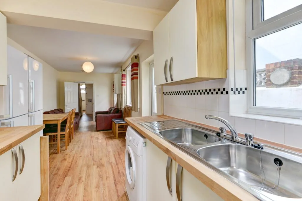 6 bedroom terraced house for rent