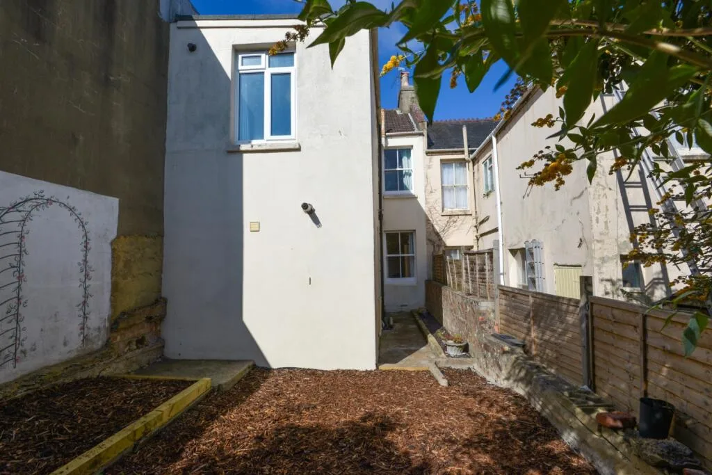 5 bedroom terraced house for rent