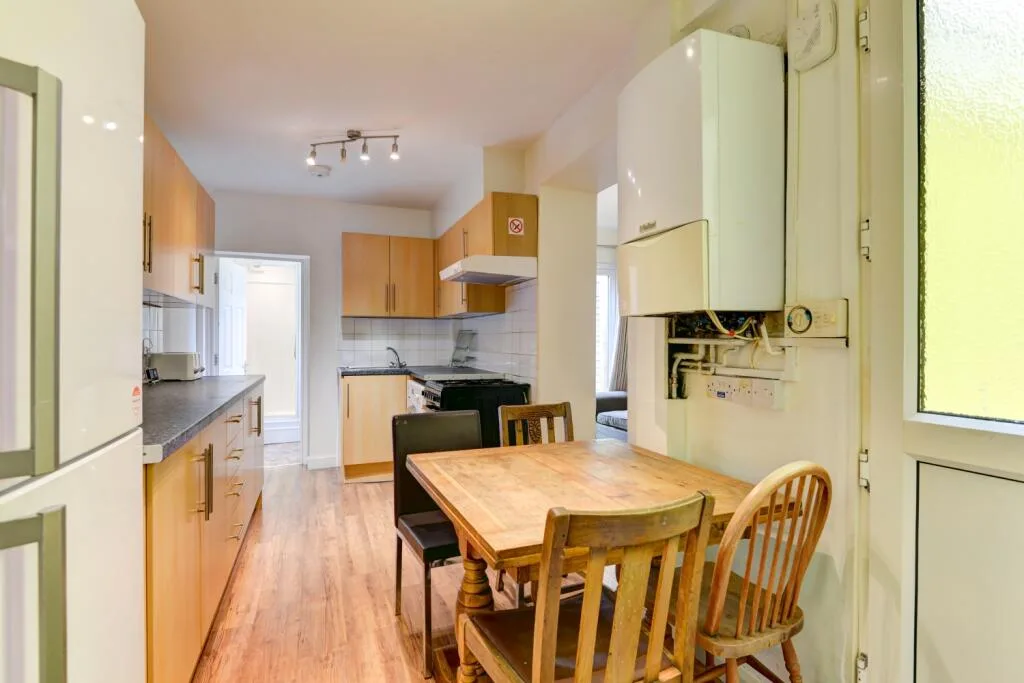 5 bedroom terraced house for rent
