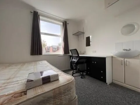 6 bedroom terraced house for rent