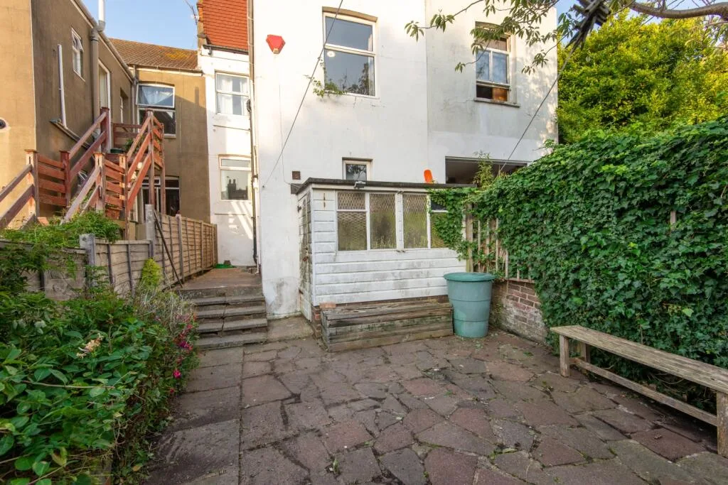 6 bedroom terraced house for rent