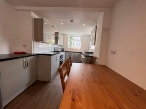 6 bedroom terraced house for rent