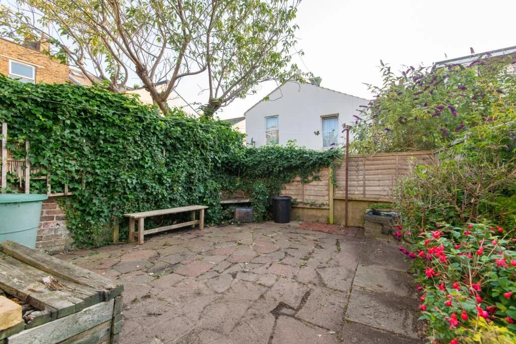 6 bedroom terraced house for rent