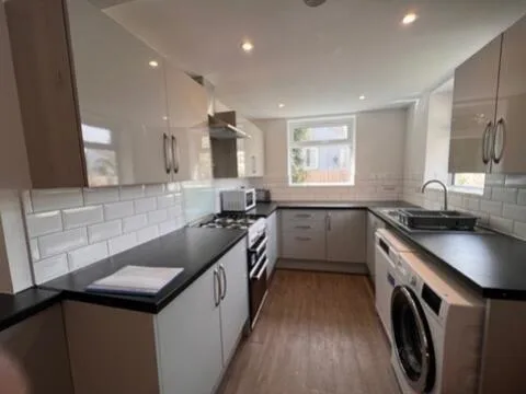 6 bedroom terraced house for rent