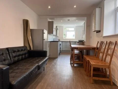 6 bedroom terraced house for rent