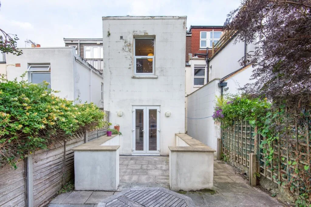 6 bedroom terraced house for rent