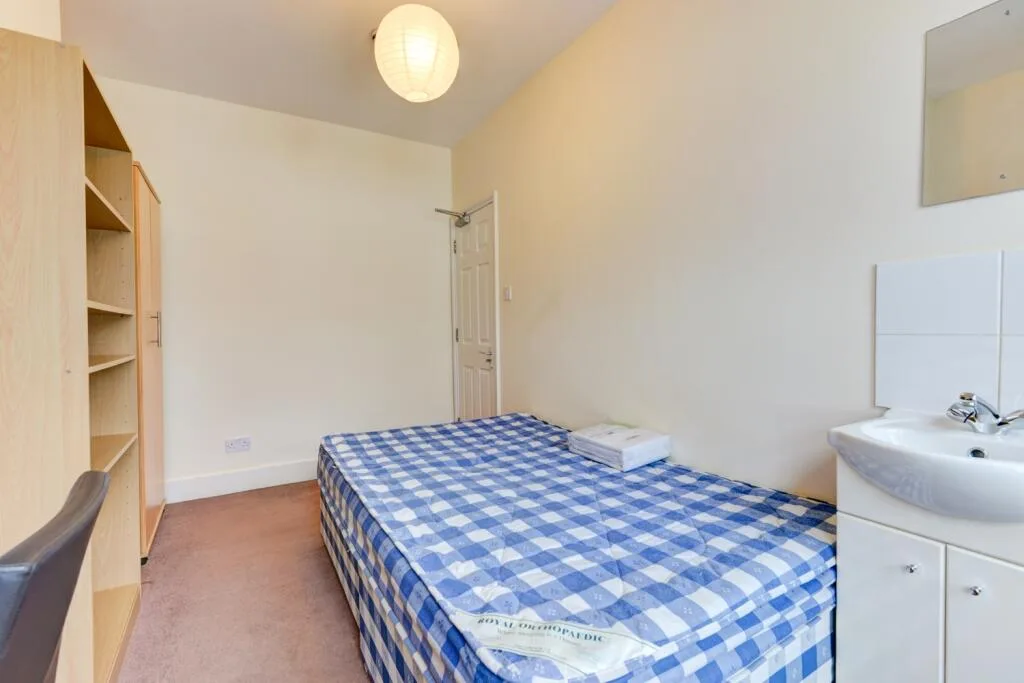 6 bedroom terraced house for rent