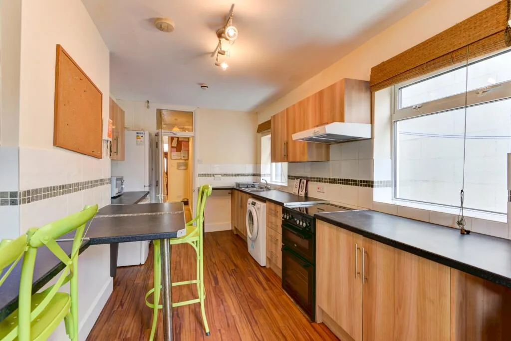 6 bedroom terraced house for rent