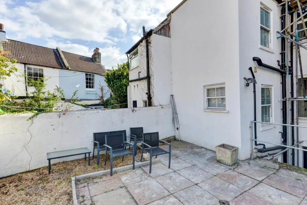 6 bedroom terraced house for rent