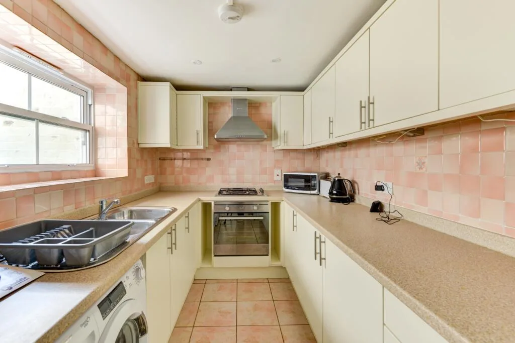 6 bedroom terraced house for rent