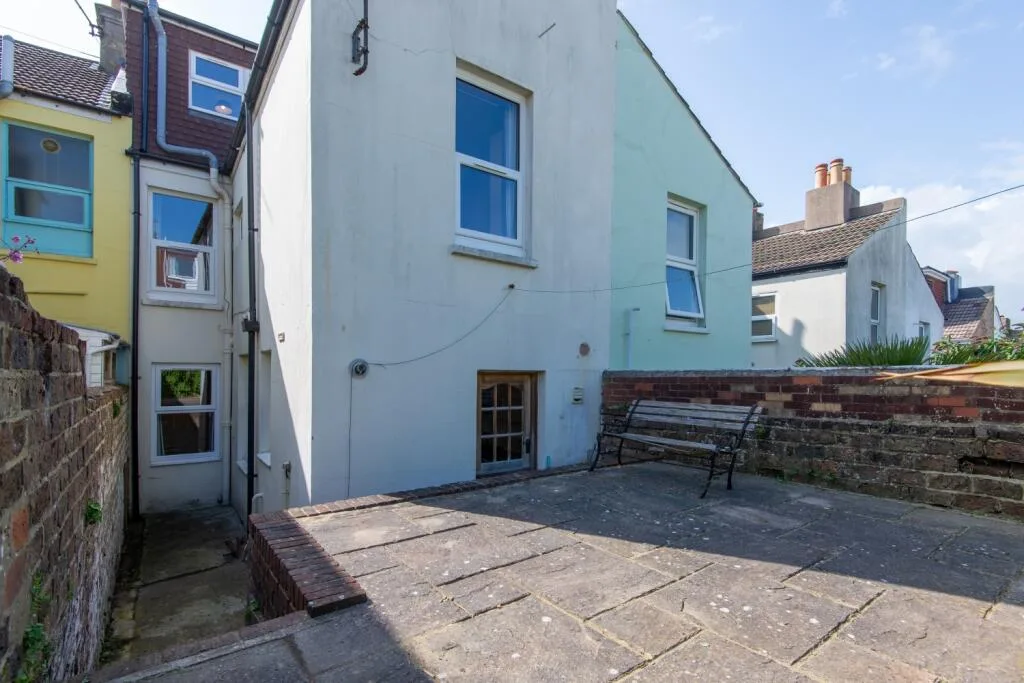 6 bedroom terraced house for rent