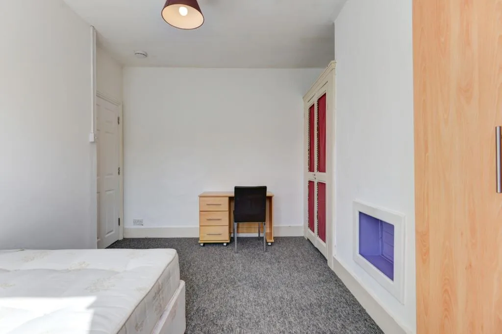 6 bedroom terraced house for rent