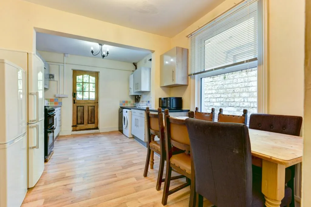 6 bedroom terraced house for rent