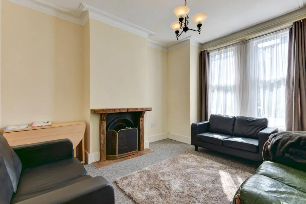 6 bedroom terraced house for rent