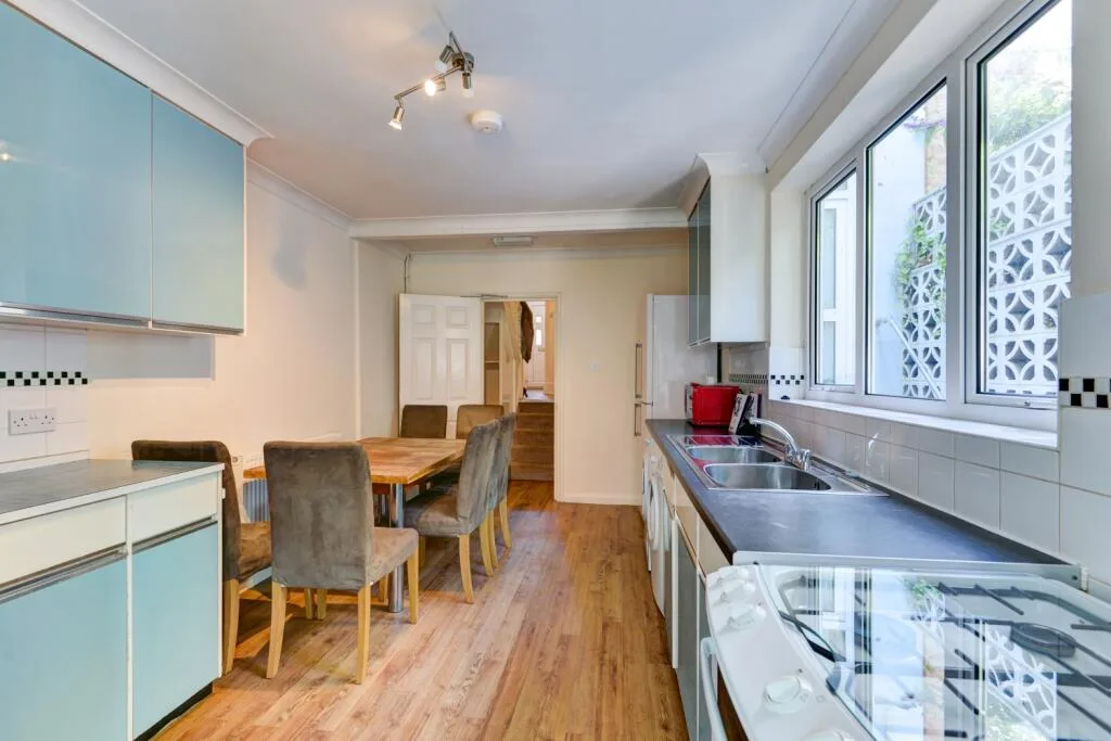 6 bedroom terraced house for rent