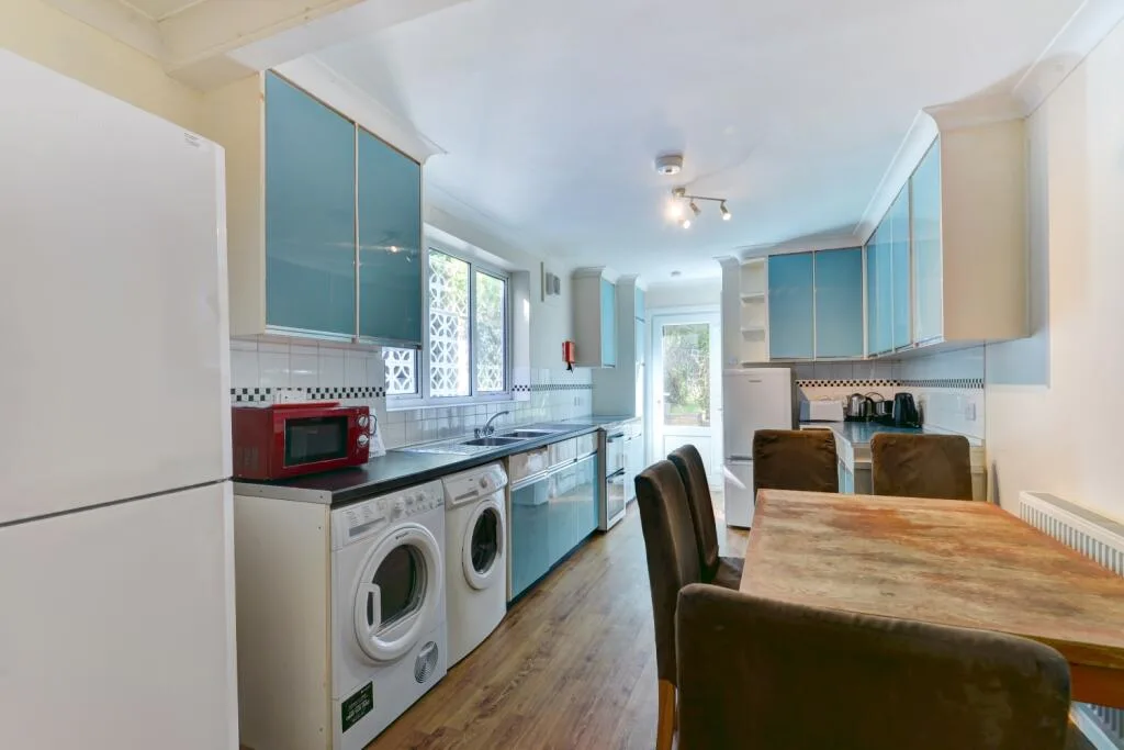 6 bedroom terraced house for rent