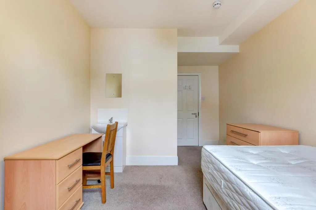 6 bedroom terraced house for rent